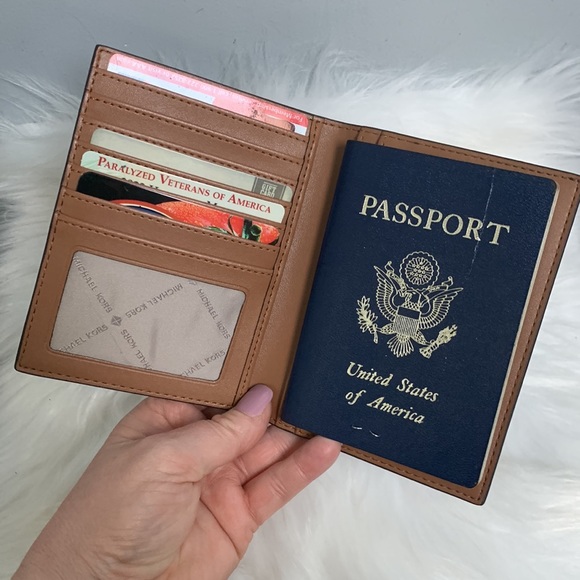 ❌SOLD❌ Authentic Michael Kors passport and credit card holder - like new - Picture 4 of 17